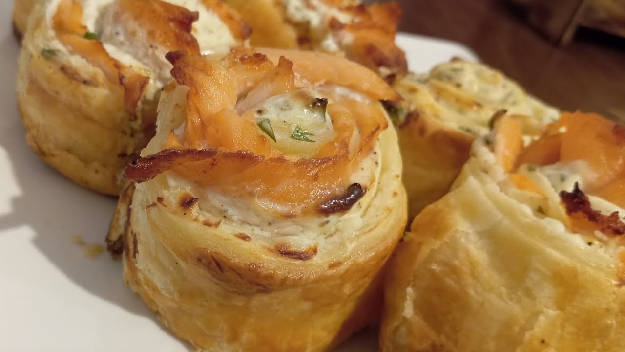 Roses de pâte feuilletée au saumon fumé/ Rosas de hojaldre y salmón ahumado perfectas para fiestas 