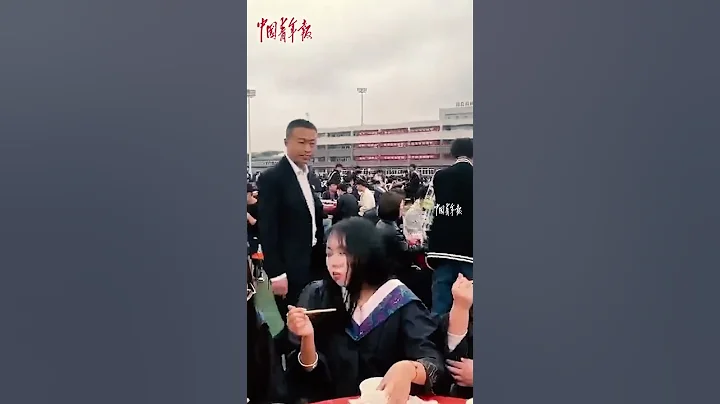 儀式感炸裂！四川一高校為畢業生開壩壩席 - 天天要聞