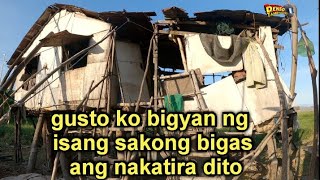 binigyan ko ng isang sakong bigas ang nakatira sa bahay na to