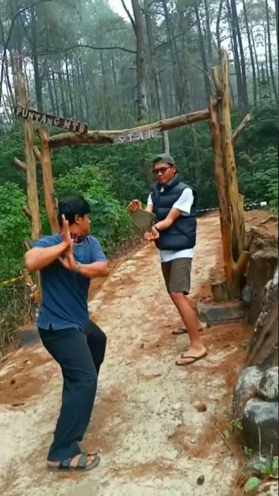 Latihan Memecahkan Batu Dengan Tenaga Dalam