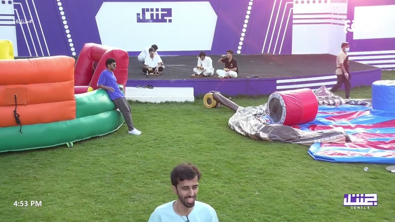 جلسة المتسابقين في الهواء الطلق وانتظارهم تشغيل الألعاب الهوائية  #جنتل56