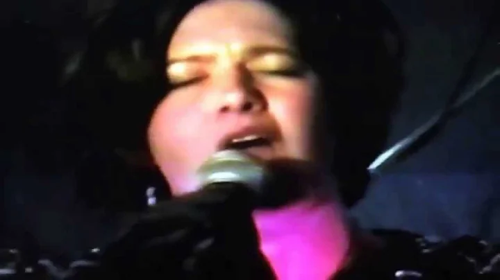 Julie Amen singing "Over The Rainbow" with Kansas ...
