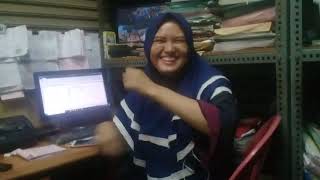 Cewek hijab joget di kerjaan