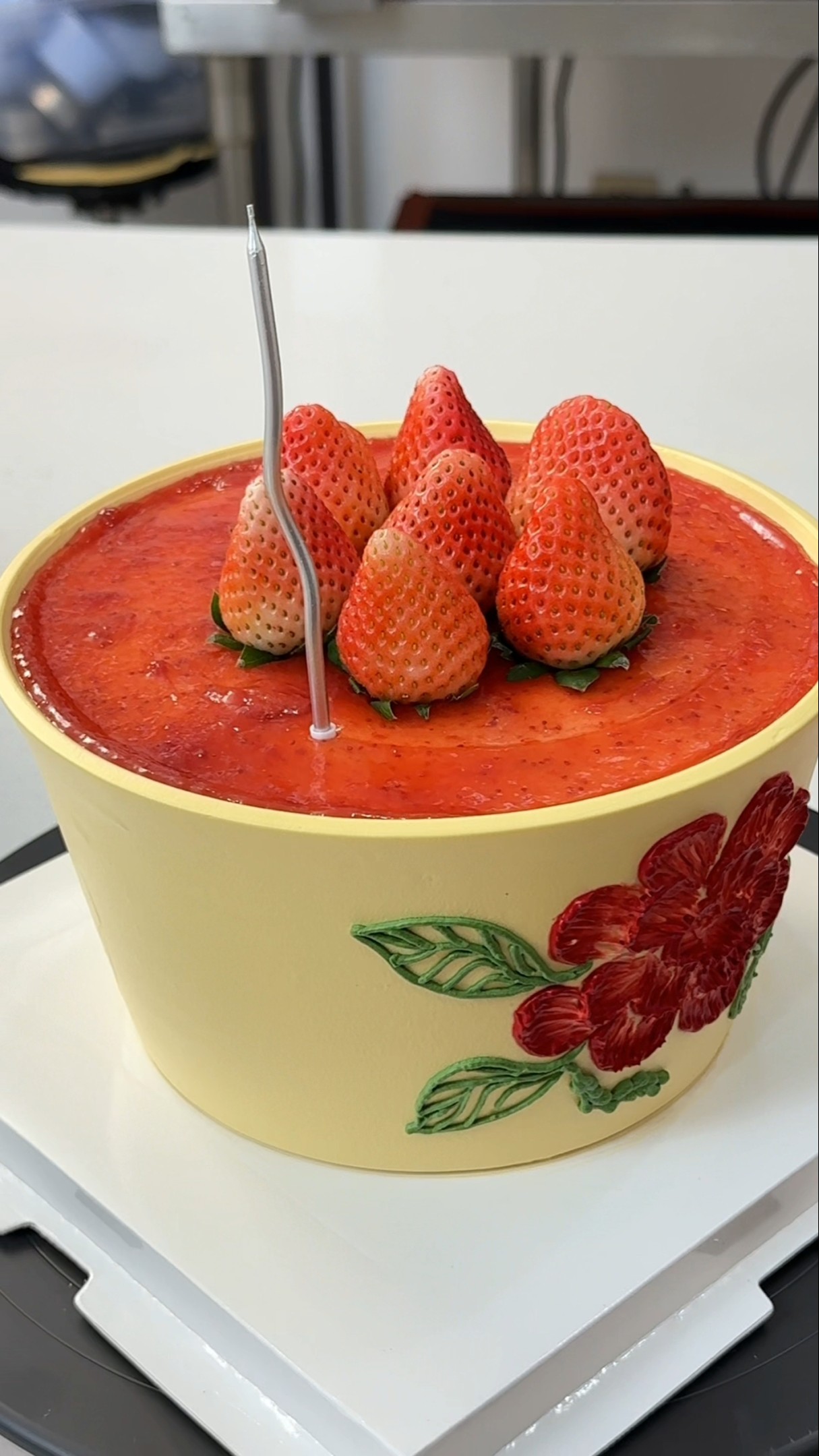 The internet celebrity flower pot strawberry cake is a real version of the cake. I make cakes