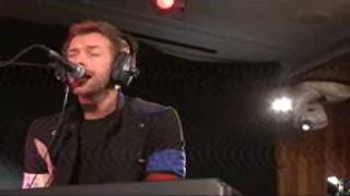Chris Martin performs Viva La Vida 1/30 screenshot 4