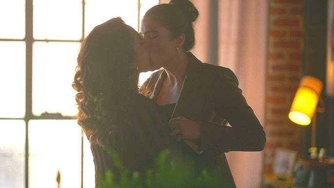 Labia pirsingli ayol ishtirokidagi porno Katta labiya jinsiy olatni quchoqlaydi