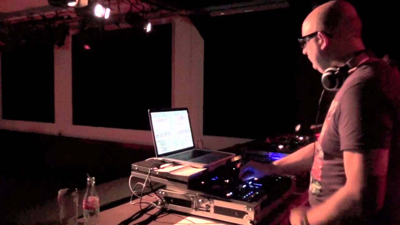 DJ Houwie Live at Serious Bass PopEi Eindhoven 13-01-2012 Pt. 1/3