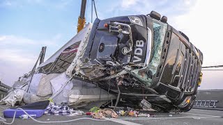 09.05.2022 - Sattelzug mit Papier stürzt auf Brücke um