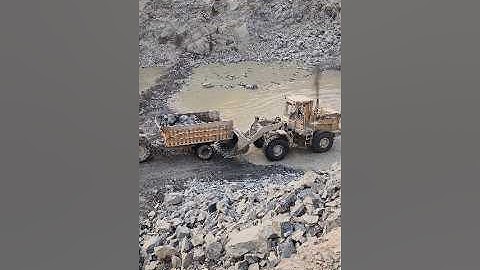 Caterpillar 966D Wheel Loader is Roaring with Full Power: Loading Huge Rocks On Tractor Trolleys
