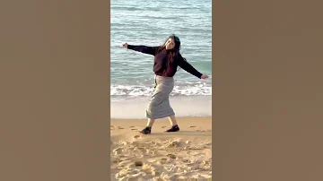 اغنيه هنعيش وقتنا و نسيب حزننا 