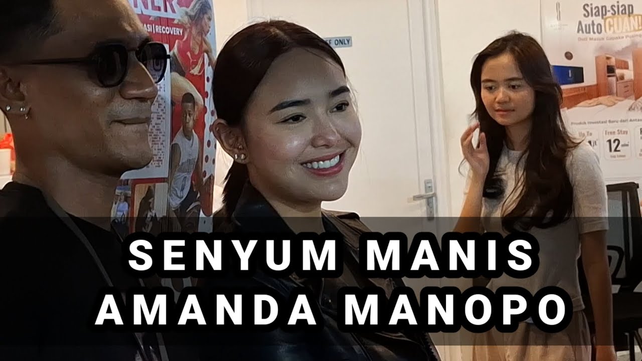 WAJAH GEMBIRA AMANDA MANOPO SAAT MENGHAMPIRI KENNY AUSTIN BERMAIN PADEL