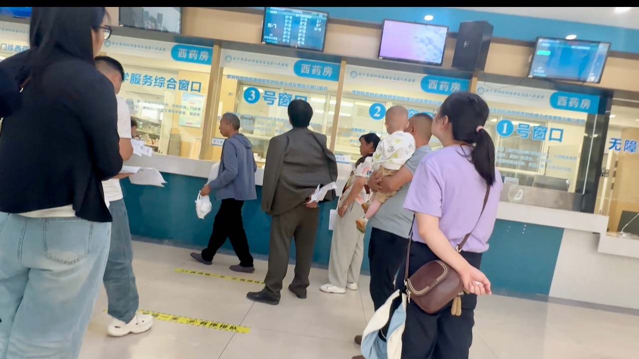 避暑感冒著涼了喉嚨痛,去醫院看病。生病了在廢棄的房子裡躺著