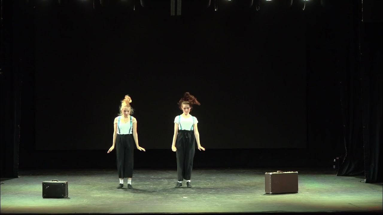 человек спешит. люди с чемоданами на дороге. тодес ярославль видео. успеть в последний вагон. танец с чемоданами.