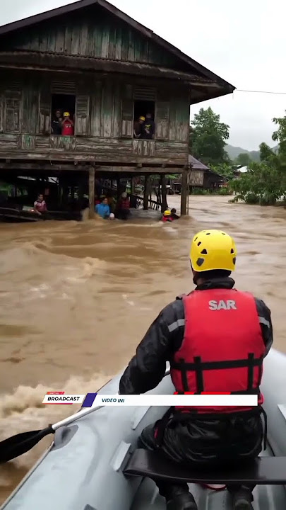 Detik-detik tim SAR menulusuri rumah warga yang kebanjiran #ai #bencanaalam #banjir #viral
