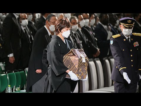 Au Japon, hommage et controverse pour les funérailles nationales de Shinzo Abe • FRANCE 24