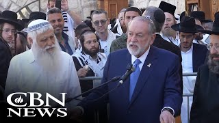 Huckabee Presents Credentials as First Evangelical Ambassador to Israel