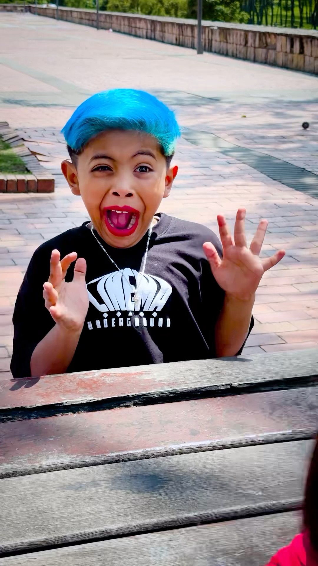 LÁPIZ LABIAL MÁGICO @SantiMusicOficial @Layaraoficial