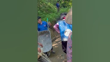 Bà con vùng cao giúp nhau vận chuyển bê tông bằng cùi vì xe không đi được ở cung đường này #hagiang