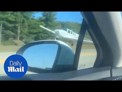 ⁣سائق يلتقط فيديو لطائرة صغيرة تقوم بهبوط اضطراري على طريق ميتشيغان السريع