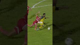 okello alivomlambisha nyasi rushine ni uzalilishaji tazama@FCBarcelona #arsenal #sports #soccer
