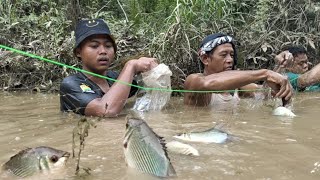 CARI IKAN DI PARIT BUATAN PERUSAHAAN HASILNYA BISA BUAT MAKAN ORANG SEKAMPUNG...