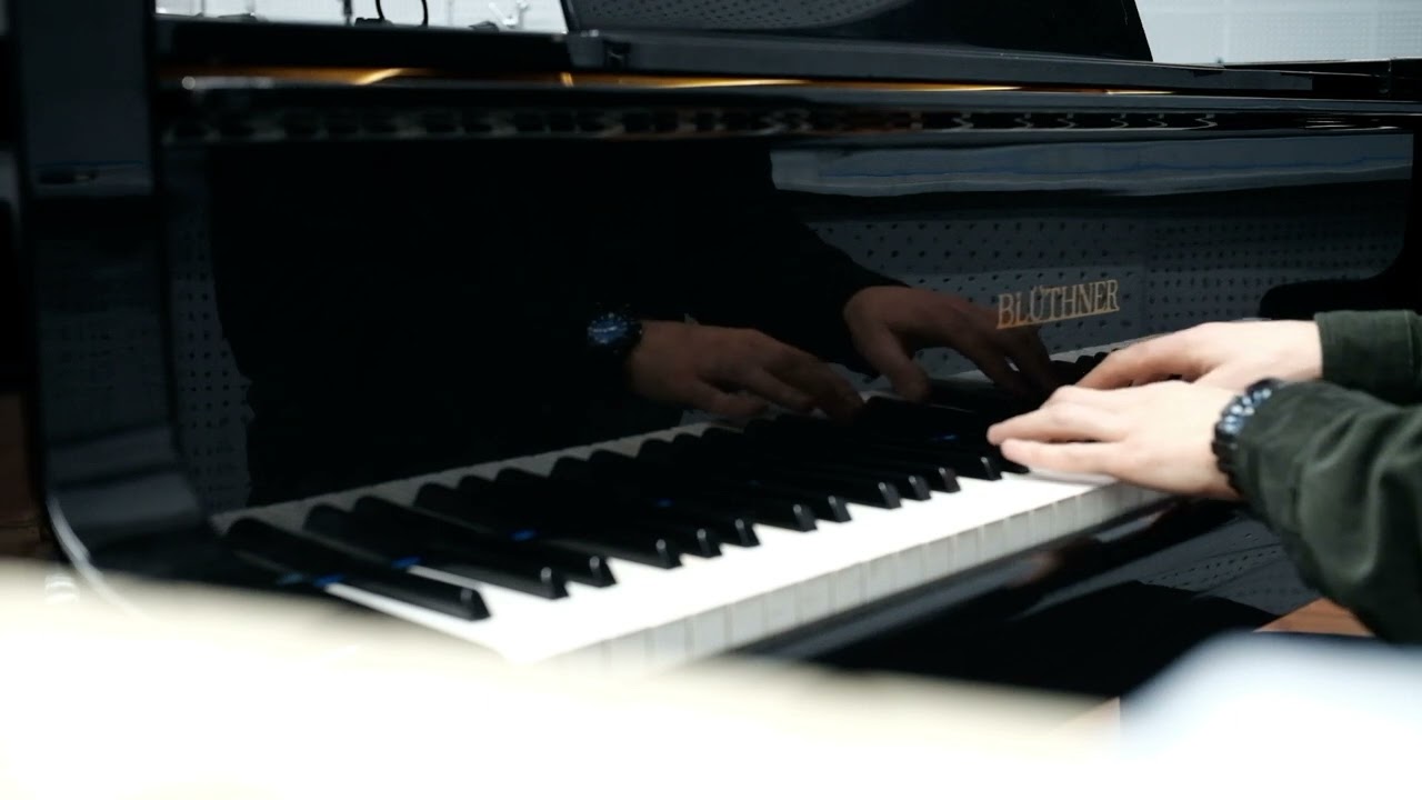 Relaxing grandpiano Bluthner music after studio work