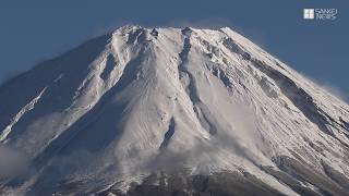 雪煙立つ霊峰　一瞬の出合い　富士山