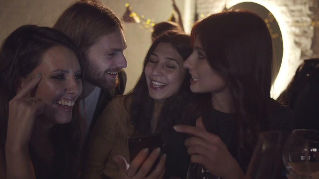 hombre ligando con tres mujeres a la vez