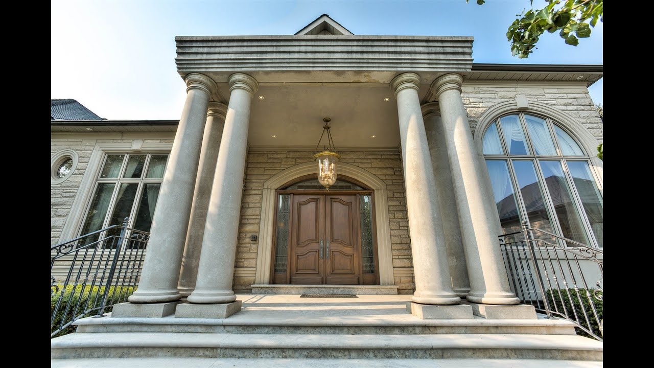 Grand Ranch-Style Bungalow in Ontario, Canada