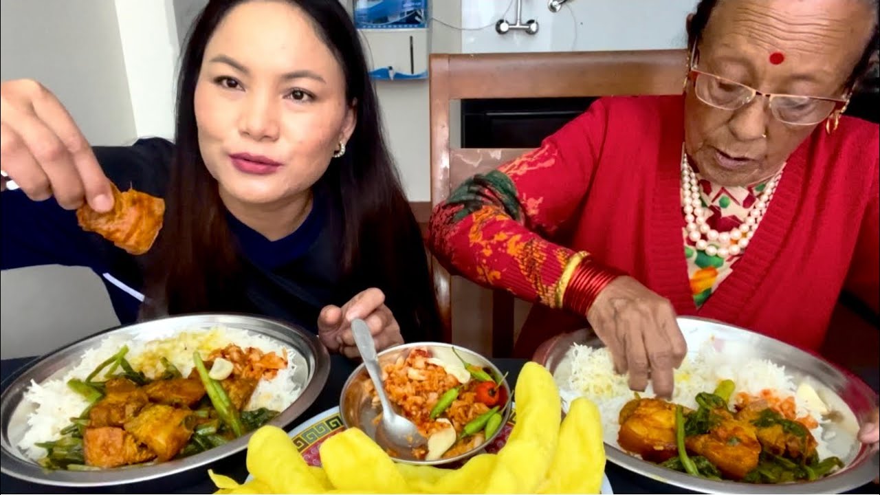 PORK AND RAYO SAAG THICHEKO MULAKO ACHAR DAAL KHANA@gurungfamily4715 