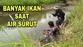 Asik mancing sampai basah basahan