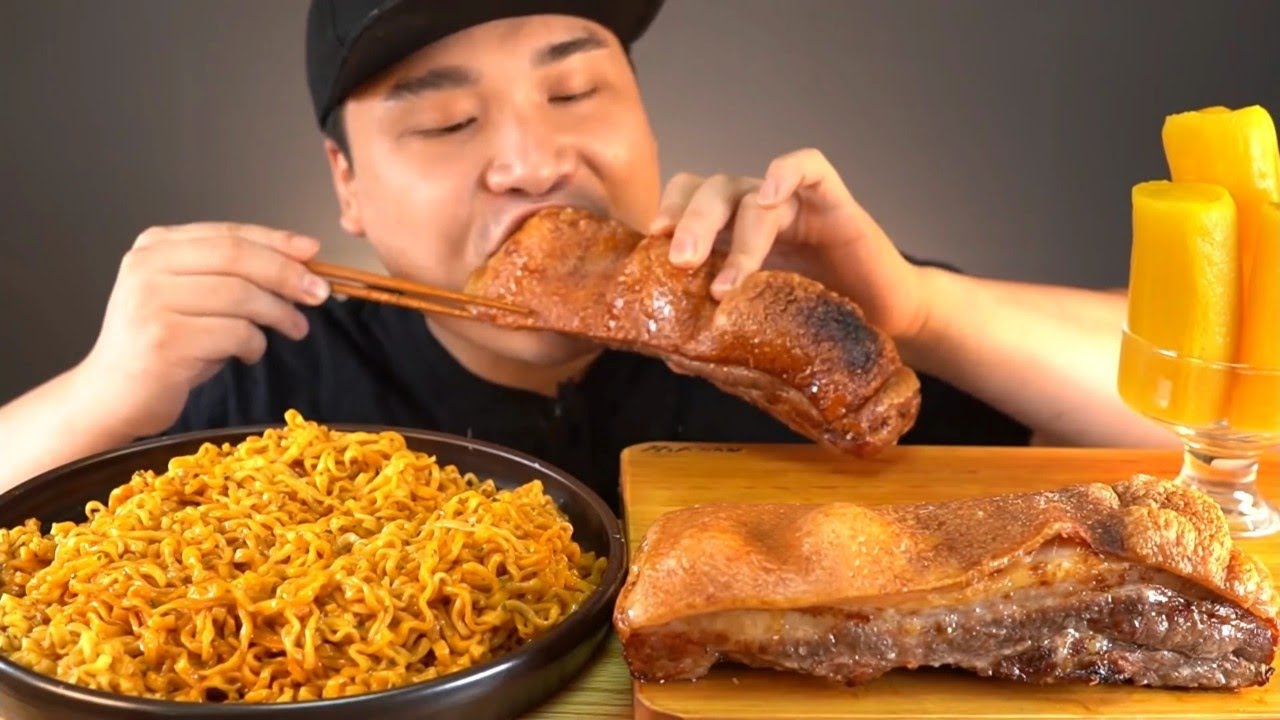 PORK EATING MUKBANG SPICY PORK RIBS MEAT & HUGE PORK PIECES CURRY WITH