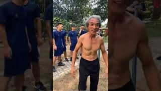 Дедуля в 80 лет выполняет силовые упражнения на турнике!
