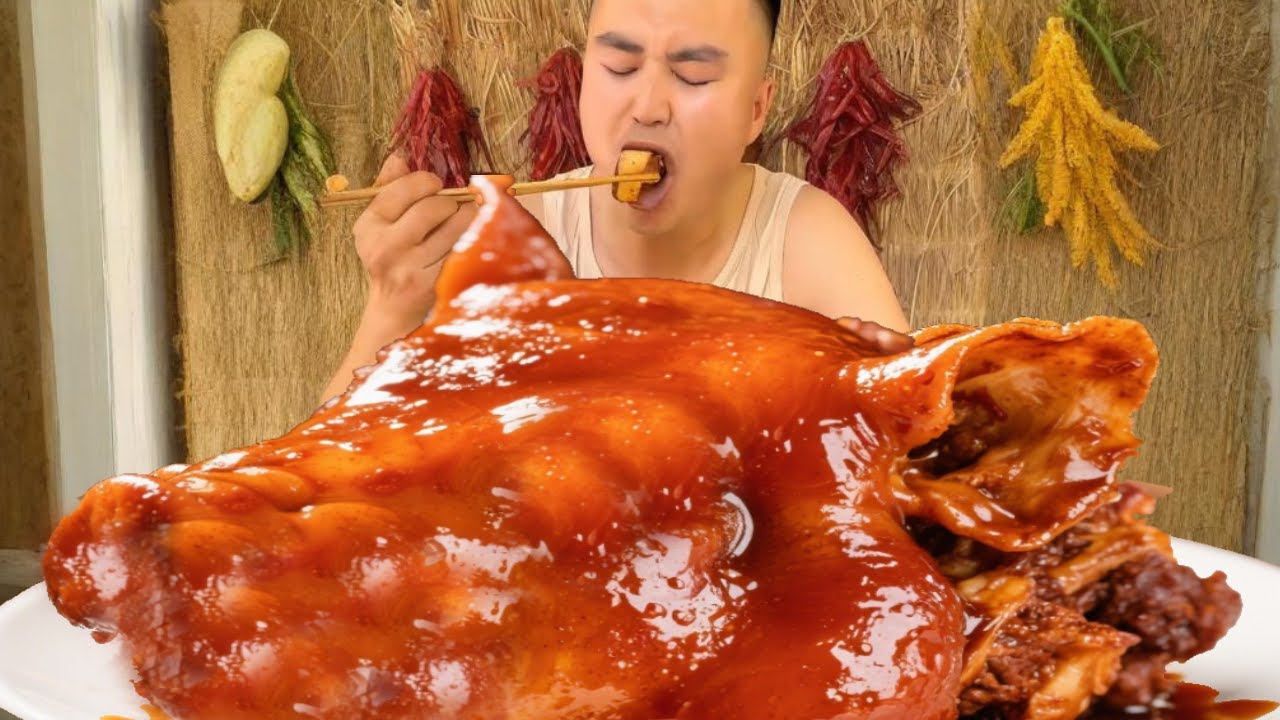 红烧猪头这样做香到脱骨！酱汁裹满每块肉油亮诱人，咬一口咸香入味肥而不腻【包峰的山村生活】