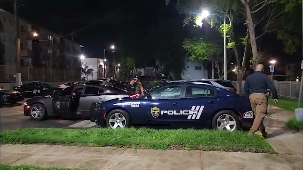 La policía realiza un operativo en varios negocios nocturnos en San Juan.