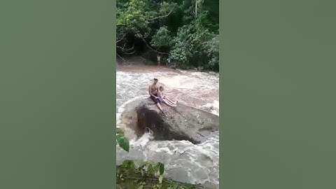 Tromba d'agua,  cabeça d água em cachoeira da macacu rj