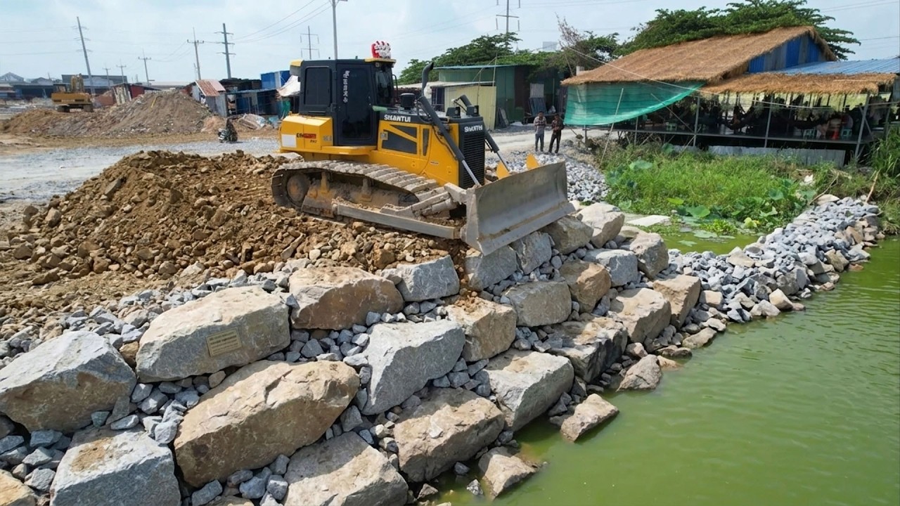 Process today Perfectly  Truck 25.5T , Bilding Dozer Shantui Using Stones Pushing Over The Water