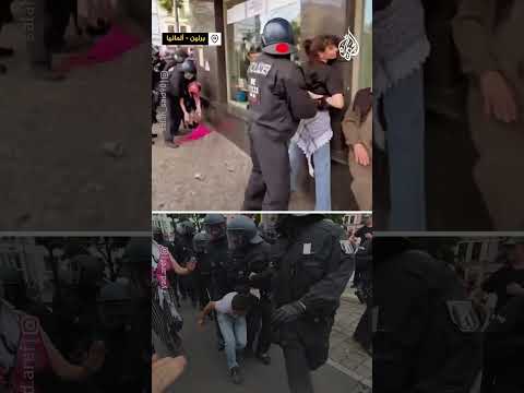 منحتها قبلة لتهدئتها.. مسنة تقبل ناشطة أثناء اعتقالها لتظاهرها نصرة لغزة في برلين