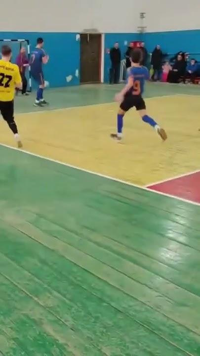 Вратарь уворачивается от мяча🤣Гол Шапарчука💪 #футзал #goals #top # ...