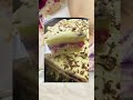 Kolač sa šumskim voćem, pudingom i šlagom