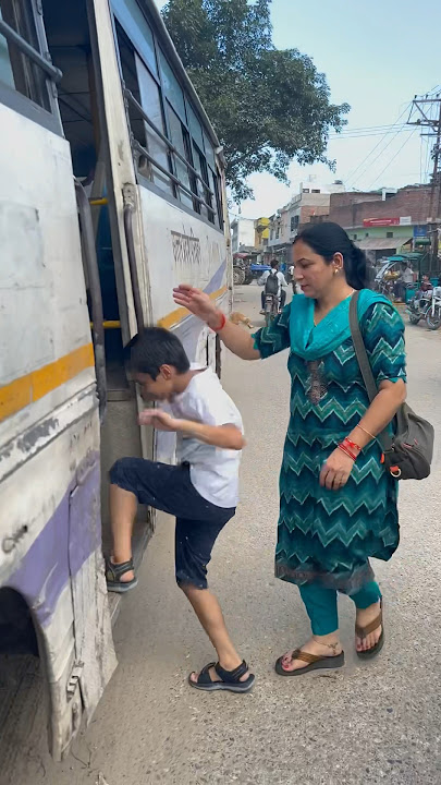Bus Stand per Saksham Ho Gya Bor 😥😦#shorts (@chhavisakshukimastii )