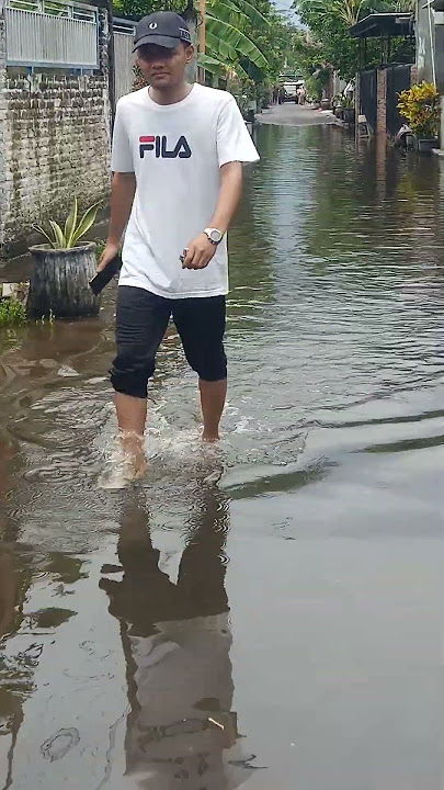 Anggota DPRD Kota Mojokerto Dari Fraksi PKB Gus Ahmad Athoillah Meninjau Lokasi Banjir  di Blotto