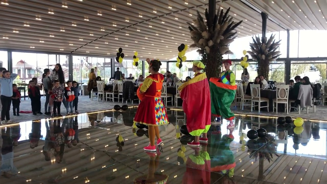 Jocul cu capacele. Clounella, Zambarella și Gogonell.