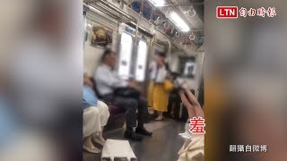 雅美蝶！日女打架跌倒露內褲 大叔轉頭爽看…網：老司機(翻攝自微博)