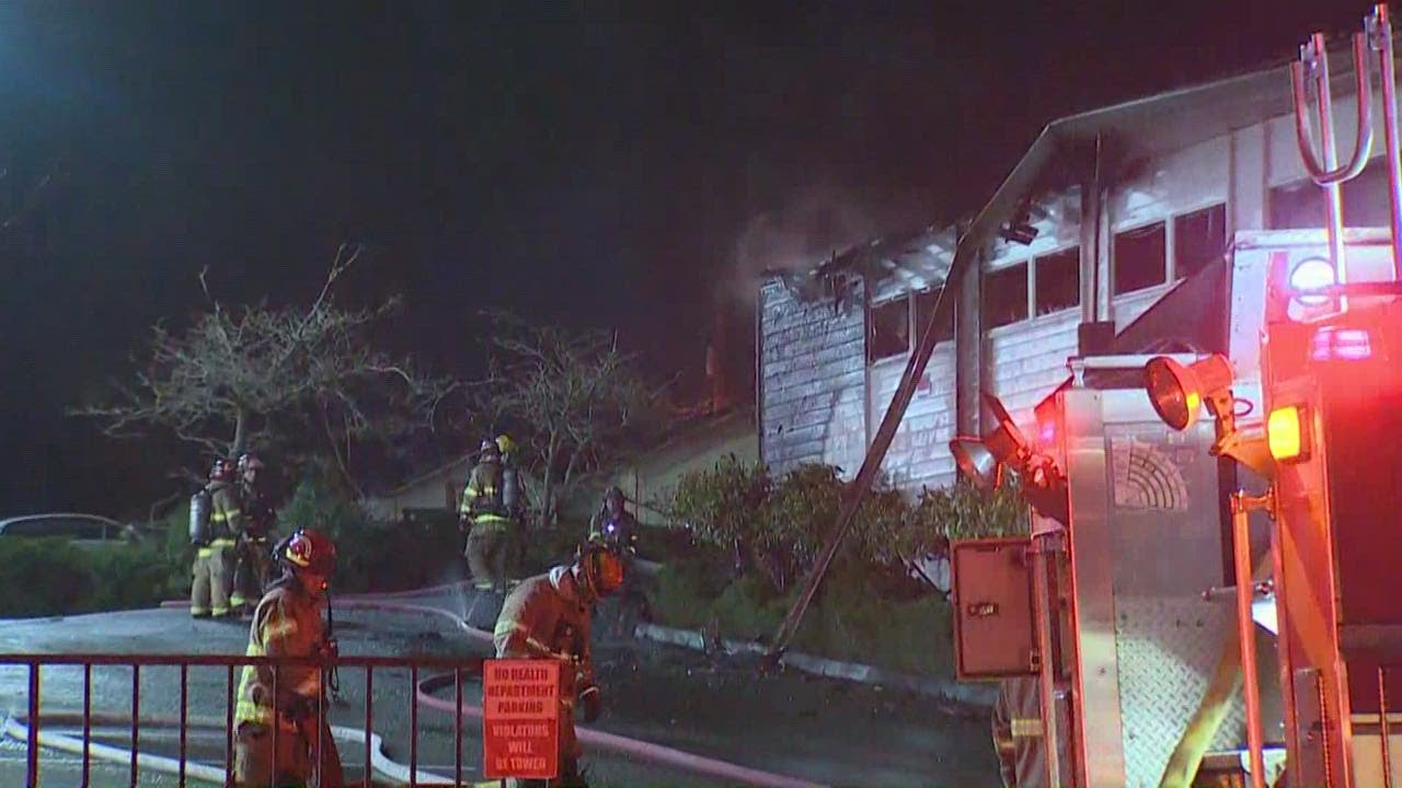 Crews battle commercial building fire in Tacoma - YouTube