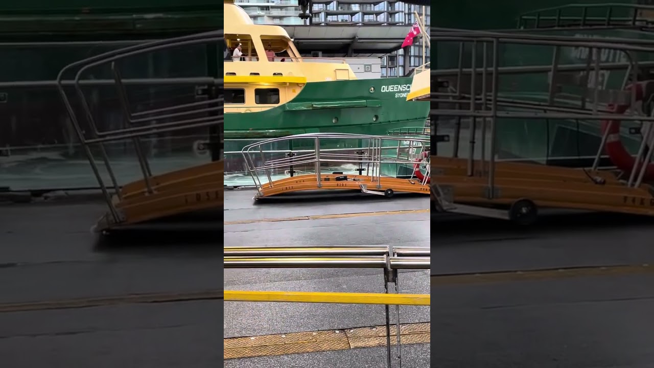 Queenscliff arriving at Circular Quay 