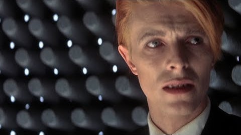 デヴィッド・ボウイ初主演映画『地球に落ちて来た男』予告編