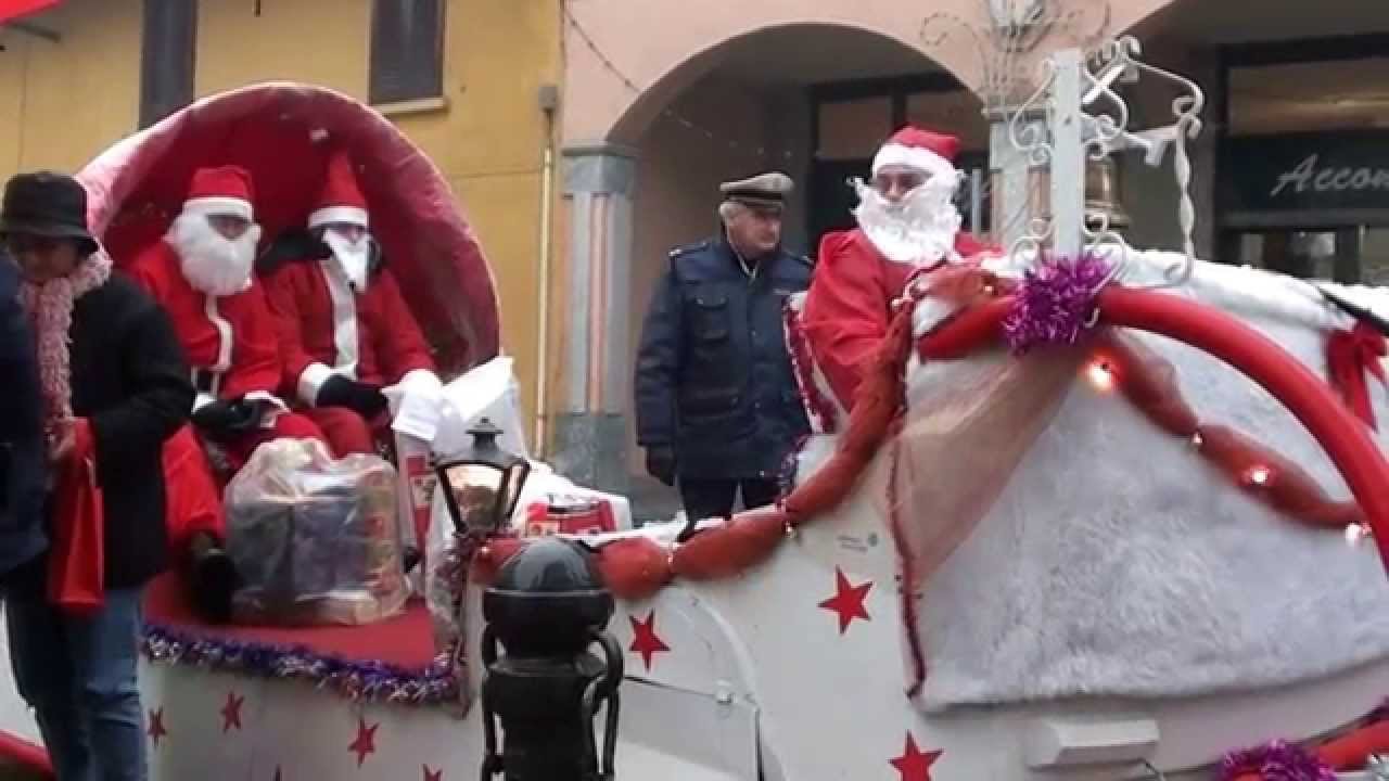 Giochi Di Babbo Natale Che Porta I Regali.426 Zelo Surrigone Mi Babbo Natale Porta I Regali Ai Bambini 24 12 2012 Youtube