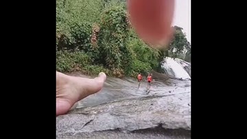 Tai nạn đuối nước ở thác 7 tầng Quế Phong mới nhất. Khoảng khắc anh ấy vẫy tay chào tạm biệt.