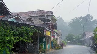 Сильный дождь с громом в традиционной индонезийской деревне || выспитесь за 5 минут
